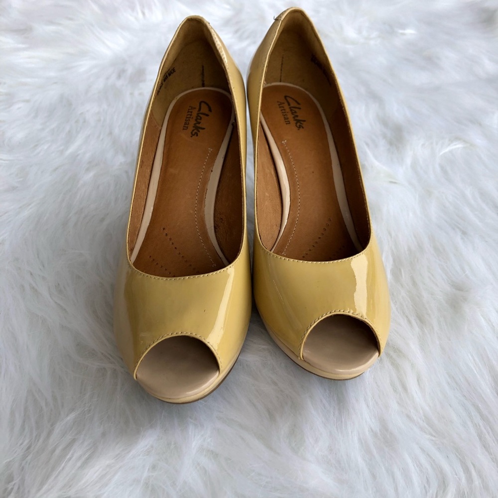 NWOT Clarks Artisan  platform peep toe low heels